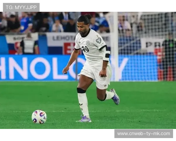 格纳布里巧妙反越位单刀破门 拜仁率先取得领先打破僵局