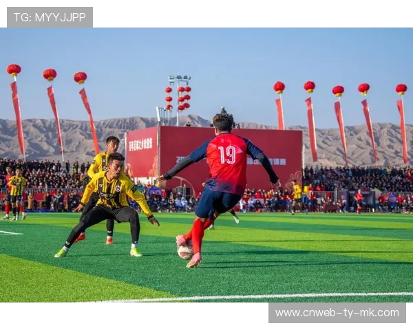 阿图什杯观众席热情高涨，万人呐喊助威，戈壁小城足球氛围浓烈